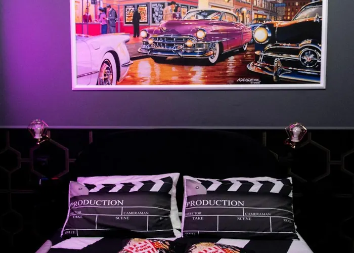One Of One Experiences - Cinema 4*